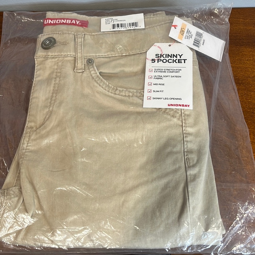 BRAND NEW Unionbay Karma Skinny Khaki Pants, Juniors size 7
